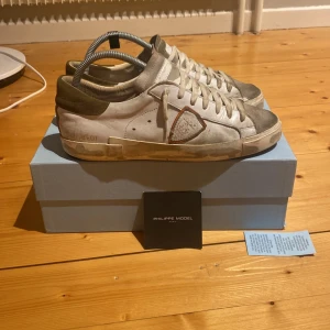 Philippe model  - Säljer mina Philippe model då jag behöver pengar. Första bilden är skorna lite smutsiga men inte de andra! De är i storlek 41 men passar 42. Allt og ingår förutom dust bag🔥De är i väldigt bra skick👌🏼vid frågor är det bara att skriva👊🏼