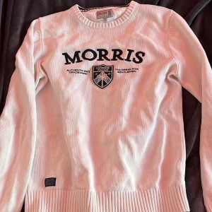 2st Morris tröjor - Säljer nu mina 2 Morris tröjor då dem blivit för små, ena är mörkblå o andra är vit, båda är i bra skick förutom ett litet hår i armhålan på den vita