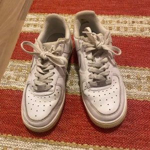 Nike Air Force 1s Vita sneakers - Storlek 38. Tänkte inte sälja dom för de är inte jätte bra skick men inte hemskt heller! Som ni ser är de ganska använda, älskade dessa skor. Men tänkte nån kanske får nån nytta av dom även om de kanske inte är så bra skick :) 