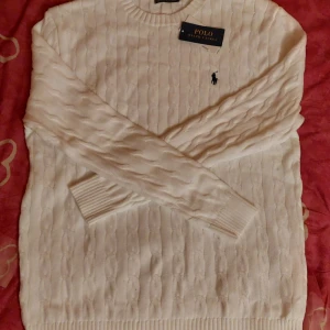 Polo Raplh Lauren Stickad Tröja - Säljer denna fina stickade tröjan från Polo Ralph Lauren. Den är i storlek M. Väldigt bra skick på tröjan och varm o go. Klart äkta. Pris kan diskuteras vid snabb affär