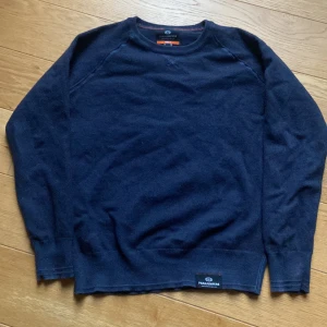 Mörkblå stickad tröja från Parajumpers - Säljer en snygg mörkblå stickad tröja från Parajumpers. Stilren med en diskret logga längst ned på tröjan. Perfekt för kyligare dagar. Tröjan är från början storlek Large, men har krympt i tvätten så sitter som XS. Förutom detta finns inga tecken på användning, skick ,9/10. Nypris ca 2000-2500kr, mitt pris 750! 