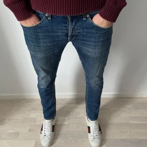 Dondup George  - Tja! Säljer ett par feta Dondup George jeans i fint skick. Storlek W33. Modellen på bilden är 192cm och väger 78kg. Hör av dig vid frågor eller funderingar!