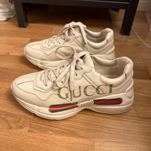 Gucci sneakers  - Gucci sneakers “WOMEN'S RHYTON SNEAKER WITH GUCCI LOGO”. Kvitto och dustbag tillkommer. Storlek 39. Nypris 11000kr.