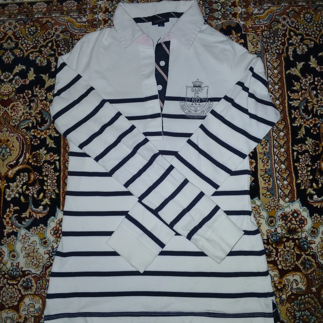 Vit och svart randig pikétröja