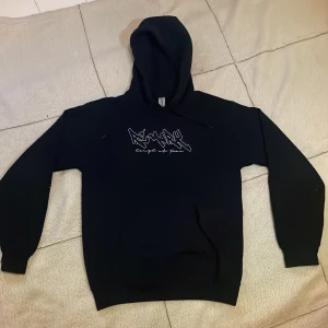 Svart hoodie från Remark. - Hej!👋🏻Jag säljer en svart hoodie från Remark med citatet ”laugh at fear” i vitt på bröstet.👕Hoodien är storlek S men passar mer Xs.👍 Nypris är runt 800, och eftersom hoodien knappt är använd är mitt pris 500kr.😊 Pris kan diskuteras.