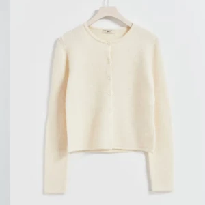 Beige kofta från Gina Tricot - Säljer en stilren beige/krämvit helt slutsåld i xs kofta från Gina Tricot. Använd 1 gång, säljer för jag inte använder den.Den är långärmad och har knappar framtill. Perfekt för en elegant och mysig look.
