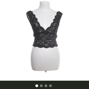 Svart spetslinne - Snyggt svart spetslinne med djup v-ringning och breda axelband från Zara. Perfekt för en utekväll under en kavaj! Storlek S/M, köpt från sellpy som ”mycket bra skick”, jag har aldrig använt den! Skriv vid frågor🥰Fraktar helst via instabox