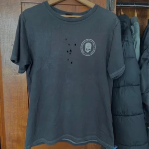 number nine tshirt - taggen är tyvärr washed out. längd 67cm bred 48cm. Size 2 