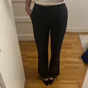 Helt nya bootcut kostymbyxor - De perfekta kostymbyxorna! Snygg grå färg, perfekt passform (bootcut) och bra höjd på midjan (mid/low). Storlek 36. Skönt material. Endast testade, prislapp kvar!