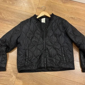 Svart quiltad jacka från Etirel - Snygg svart quiltad jacka från Etirel med dragkedja framtill. Passar mig som har stl S i vanliga fall!💞
