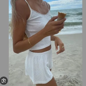 Pyjamas Brandy Melville - Pyjamas från brandy melville i nyskick. Vit med broderade hjärtan i tyget. Super fin men säljes pga att den aldrig används. Använd gärna köp nu ❤️❤️