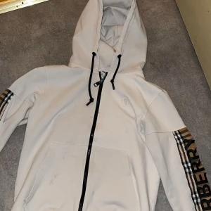 Burberry hoodie - Lite fläckar som kan tas bort, storlek S/M