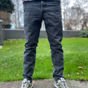 Jack and jones svart grå ”washed” - Jack and jones grå svarta jeans (washed) Strl 29/32 Nypris 799 kr vårt pris 149 kr skriv vid frågor eller funderingar!