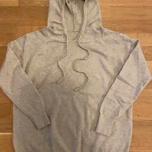 Beige merinoull tröja - Säljer en bekväm beige merinoull tröja. Den är aldrig andvänd och säljer för det är för liten.