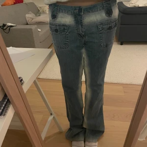 Lågmidjade jeans - Super snygga jeans med snygga urtvättade detaljer. Jag har sytt in dem både på sidorna och så de blivit lite mer lågmidjade. Midjemåttet 42 tvärs över och innerbenslängden 84, jag är 172 och de är långa på mig. Andra bilden har jag vikt ner midjan❤️