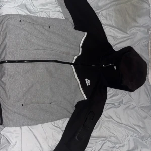 Nike tech fleece  - Är inte i det bästa skicket men det funkar, märke på vänster arm som ni ser i bilden. 