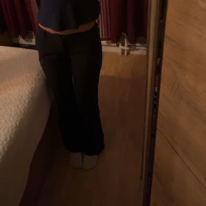 Lågmidjade kostymbyxor från bikbok - Snygga svarta lågmidjade kostymbyxor från BikBok i storlek 34. Kan tänka mig sänka priset ännu mer då byxorna inte är i bästa kvaliten (fläcken går ej bort i tvätten och har även färgat byxorna)💞nypris 500kr. 