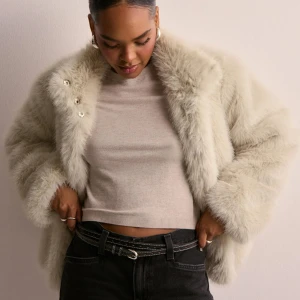 Pälsjacka  - Jättefin pälsjacka från Vero Moda💞💞💞 Endast använd ett fåtal gånger och i fint skick! Slutsåld på Nellys hemsida, nypris 900kr