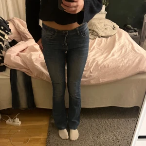 Blå bootcut jeans - Snygga blå bootcut jeans med en klassisk femficksdesign. De har en bekväm passform och är perfekta för en avslappnad stil. Jeansen har en dragkedja och knapp framtill. Skriv om ni har några frågor!💞