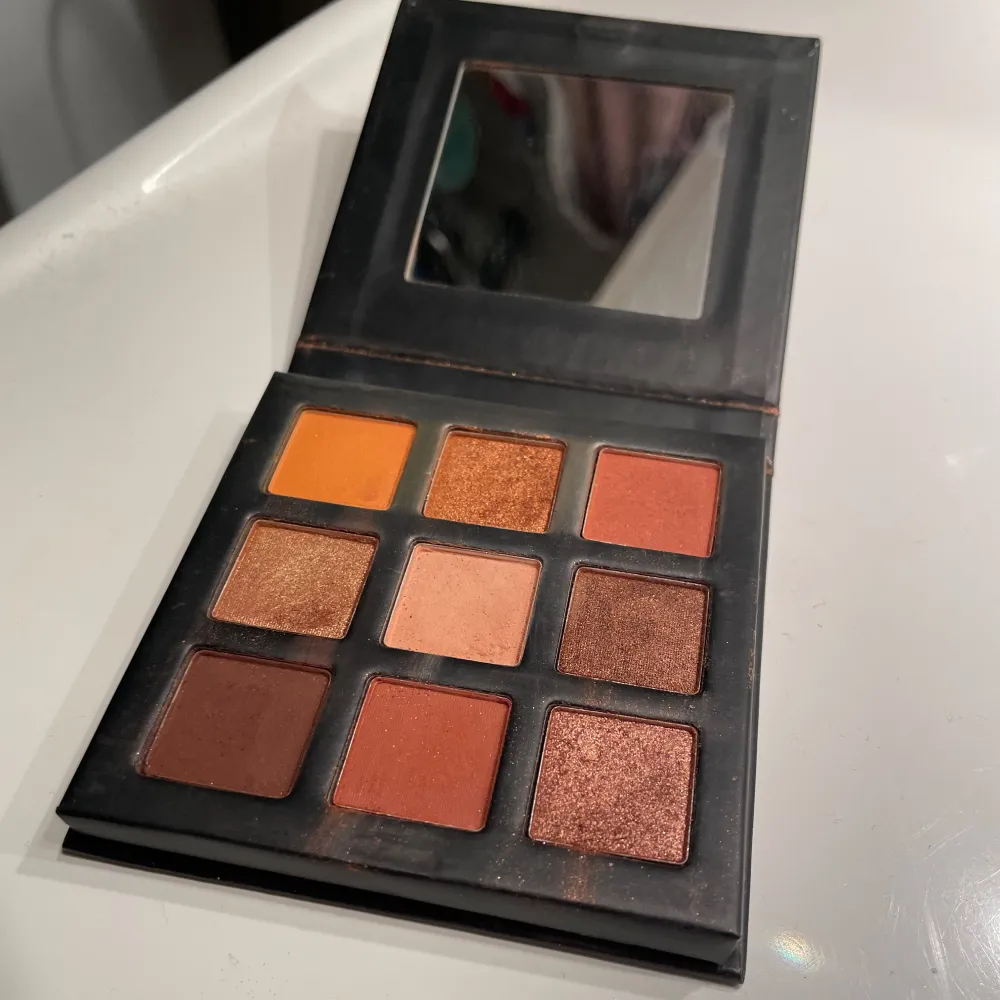 Denna palett från Technic innehåller nio pressade pigment i varma toner som orange, brons och rödbrun. Perfekt för att skapa både vardagliga och dramatiska ögonlooks. Paletten har en inbyggd spegel för enkel applicering. Använd några gånger men har fortfarande mycket produkt kvar!. Beauty.