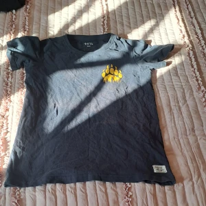 Tröja - En tröja mörk blå/marin blå