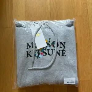 En asfet maison kitsune hoodie som kostar runt 4800 nypris för endast 1899! Skicket är 10/10