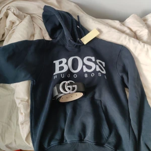 Hugo boss hoodie mörk blå - Säljer nu min snygga mörk blåa/svart Hugo boss hoodie, då den inte kommer till använding strlk (M passar 160-170 cm) Hör av er vid frågor, sktiv förslag om prisen