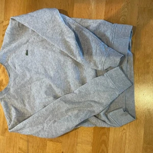 Lacoste tröja - Tja, säljer nu min Lacoste tröja i storlek S, tröjan ör i väldigt bra skick.