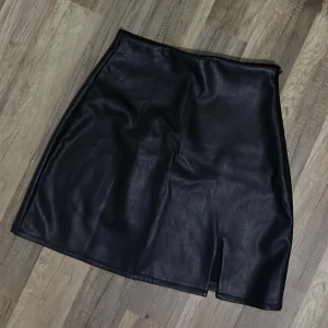 Skinn kjol - Säljer då den är för stor på mig. Passar xs-s💞