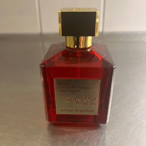 Barakkat Rouge 540 Extrait De Parfum 100ml - Barakkat Rouge 540 Extrait De Parfum är en extremt fin och god doft som är inspirerad av den kända parfymen Baccarat Rouge 540. Jag säljer denna doft för att jag har så många parfymer och måste sälja av några. Denna är perfekt nu till höst å vinter!