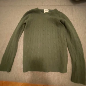 Soft goat - oliv grön soft goat skick 9/10 storlek xs men passar s nästan helt oandvänd! Perfekt nu till vintern säljer hyfsat billigt för jag inte vill vänta för länge med att få den såld tröjan är kabelstickad. Priset är ej hugget i sten!!💯💯