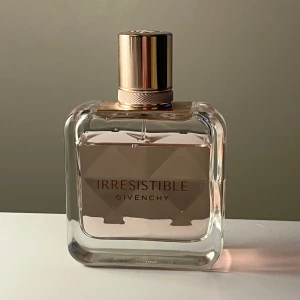 Givenchy Parfym - 50ml, nypris 1400kr. Säljer då den sällan kommer till använding. Den doftar väldigt fräscht och kvinnligt, toppnoter osv ser ni på tredje bilden! 🍐💐