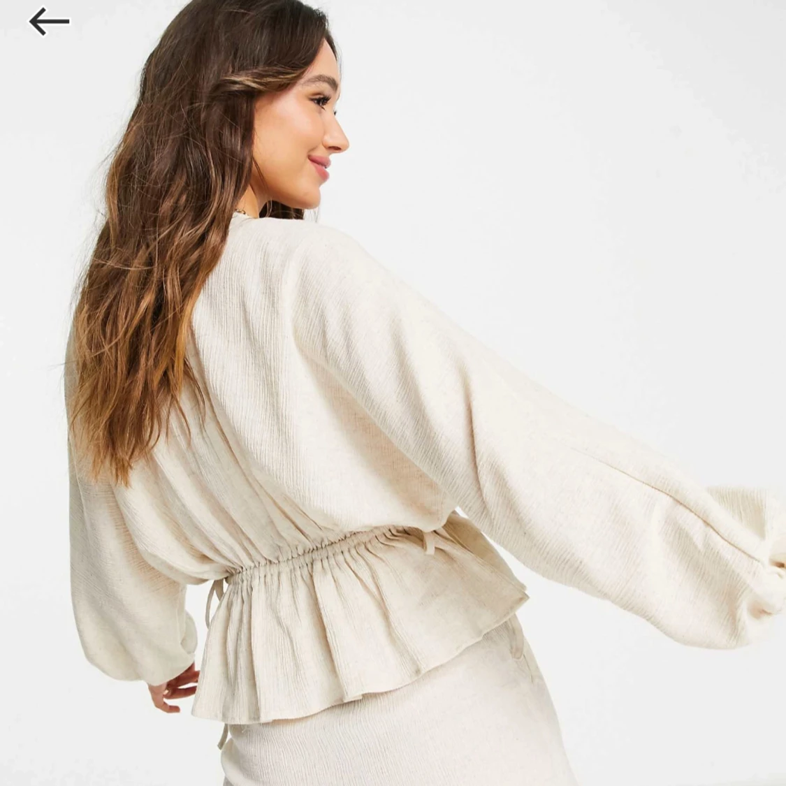 Beige topp med naturligt krinklat tyg och knytningar vid sidorna - 90