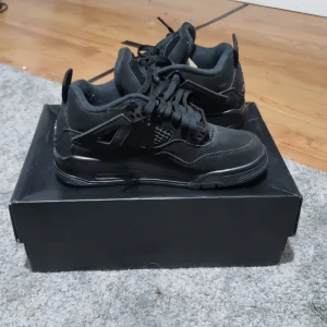 Jordan 4 Black cats (gs) - Jordan 4 black cats ,Använda få gånger som nya,  24/5cm