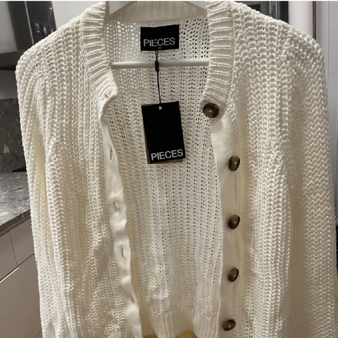 Vit stickad kofta från Pieces