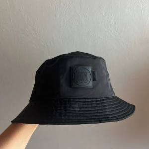 ODZ buckethat - Odz buckethat, köpt när den släpptes men ej använts något då jag insåg att jag ändå inte passar i fiskehatt. 