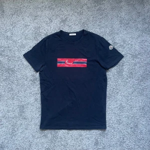 Moncler T-shirt  - Moncler T-shirt i bra skick och storlek S. Självklart äkta vilket man kan se på Qr koden på tagen. Om ni har frågor är det bara att kontakta mig.