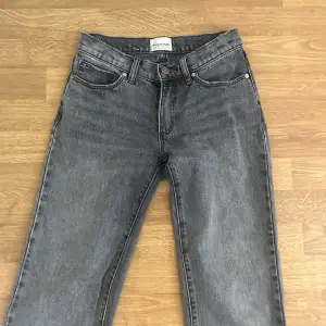 Lågmidjade gråa jeans😇 (originalpris: 999kr)