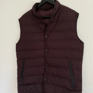 Brun dunväst - Brun dunväst Skick: nyskick Färg: brun  Masimo dutti, Oscar Jacobsson, aspesi, gran sasso, acne studios
