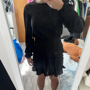 Klänning - En svart klänning från Nelly i storlek 36, aldrig använd med lapp kvar💜