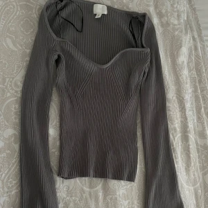 Sjukt fin tröja/topp som man kan ha både till vardags eller festligheter. - Är i väldigt bra skick,har aldrig använt den. Den är som ny! 