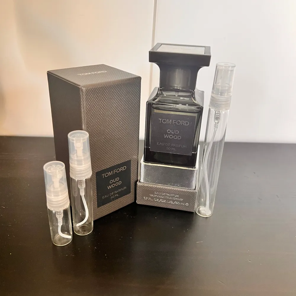 3/5/10ml sample av den fräscha men ändå djupa doften av Tom Ford Oud Wood. Innehåller noter av trä, oud och vanilj. Grym doft för dig som förtjänar en dyrare doft som passar perfekt till hösten/vintern. Tveka inte att höra av dig vid funderingar!. Parfym.