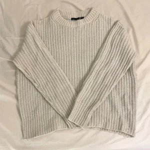  mysig stickad tröja - Vit mysig stickad tröja från lager 157, har it kommit till användning mycket då den inte riktigt passar mig. Köpt för 150!