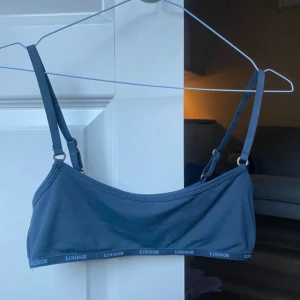 Mörkblå topp från Lounge -  en snygg mörkblå topp från Lounge.