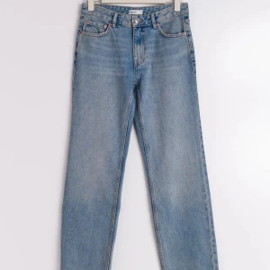 Gina Tricot Straight Jeans 38 - Sköna och snygga jeans från Gina Tricot i storlek 38. Knappt använda och i nyskick!  Köptes för 500 kr 💌
