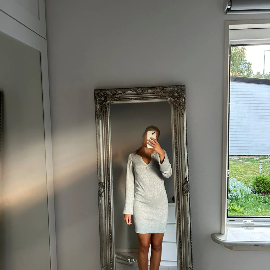 Glittrig klänning med utsvängda armar. Perfekt till kallare dagar. 