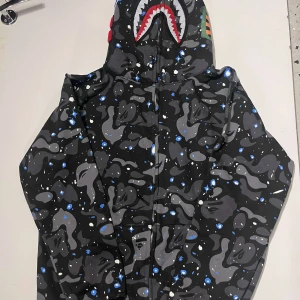 Bape hoodie zip  - En jätte fin bathingape/bape hoodie med prislapp på för jätte biligt köpt för 3500 det är storlek M men det står XXL