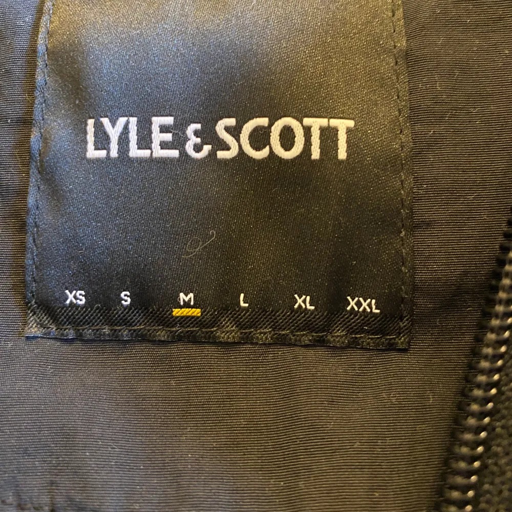 Snygg lyle and scott jacka size m, några små märken på den som troligtvis går bort i tvätten men annars perfekt. Jackor.