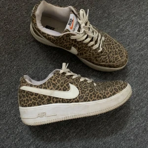Leopardmönstrade Nike Air Force - Säljer ett par Nike Air Force 1 med leopardmönster. Skorna har en vit sula och vit Nike-logga på sidan. De är i bra skick. Snörning framtill för en säker passform. De är i storlek 38