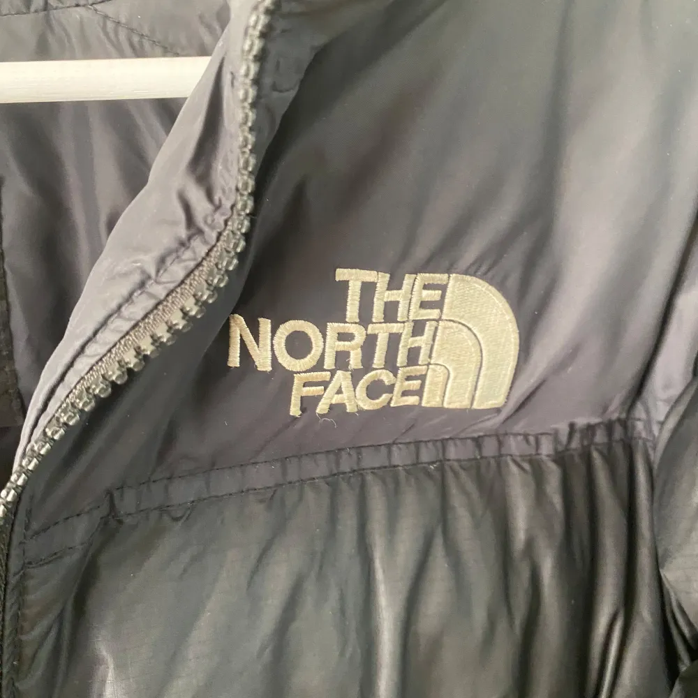 Svart north face jacka i stl S men skulle säga passar m oxå. Sparsamt använd så i fint en defekt vid ena armen som syns på sista bilden.. Jackor.